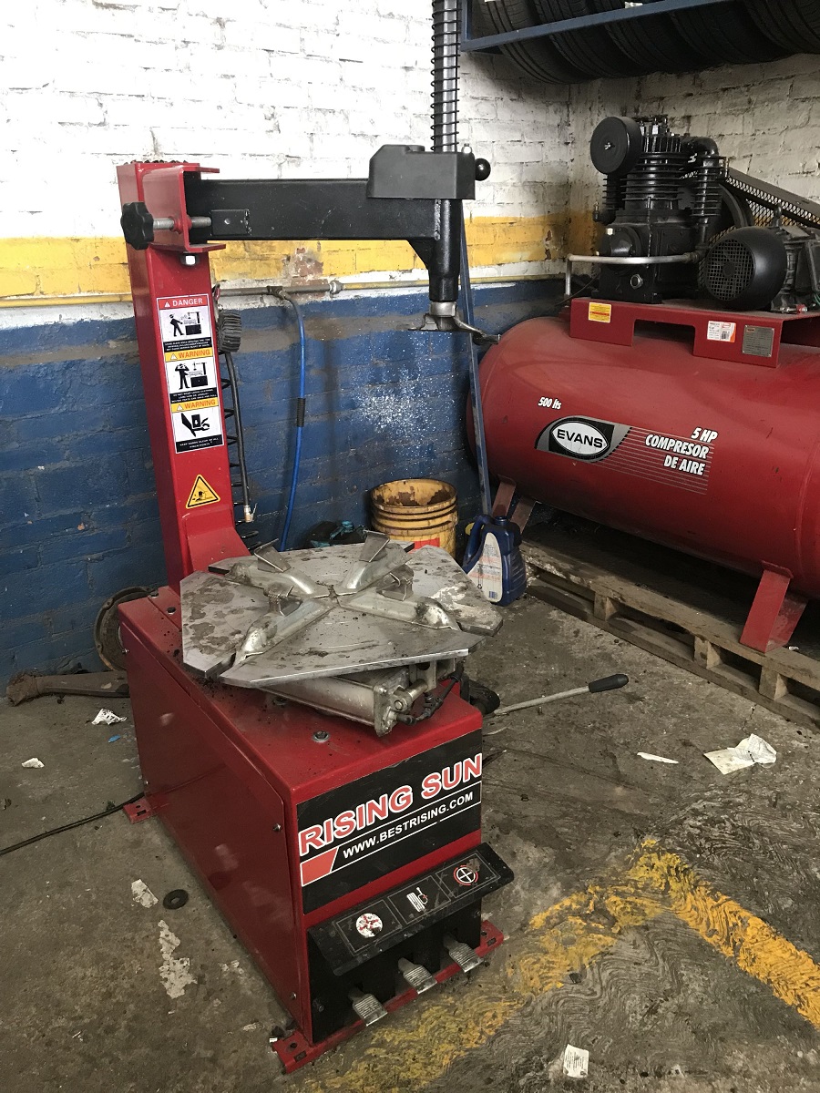 SWING ARM TIRE CHANGER